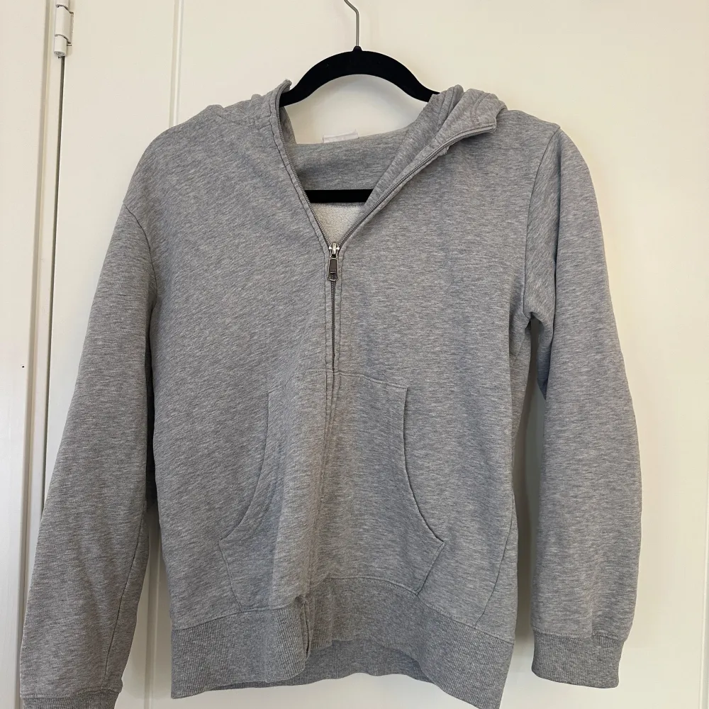 Säljer en grå hoodie i bra skick. Den har en dragkedja framtill och en mysig huva. Perfekt för kyliga dagar eller som ett extra lager. Storlek 160, passar som en xs . Neuletakit & Villapaidat.
