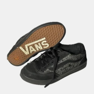 Vintage Skull Vans skor - 2000s designed for Ryan Guettler storlek 40.5 passar också 41. Ända defekten är inte vans logan har börjar lossna lite där fram men sitter fortfarande kvar bra