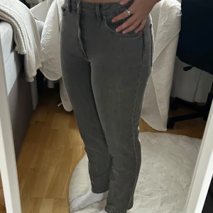 Grå jeansbyxor - Gråa jeans med medelhög midja från Monki❤️ gylfen är knappar, inte dragkedja! Använd bara ett få tak gånger✨