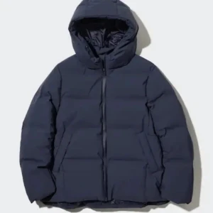 Mörkblå pufferjacka med huva - Sjukt snygg och varm marinblå pufferjacka med huva och dragkedja från Uniqlo! Originalpris: 1800kr. Den är i sånt skönt material! 🌟Storlek XS