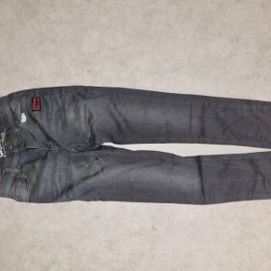 Grå jeans från Diesel 2 stycken  - Snygga grå jeans från Diesel med en klassisk femficksdesign. De har en diskret tvätt för en modern look och en bekväm passform. Perfekta för en stilren vardagsoutfit.