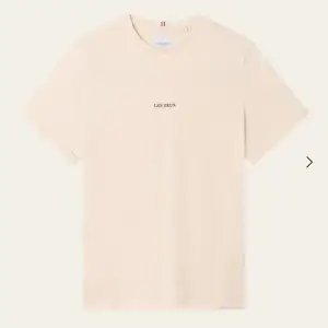 Snygg och stilren ljusbeige t-shirt från Les Deux. Sparsamt använd. Säljes ensam för 150kr, eller tillsammans med den andra T-shirten från les deux i min profil för 200kr.😊