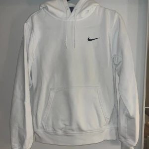 Nike hoodie - Ser helt ny ut inga skador använd fåtal gånger köpt på Nike butiken