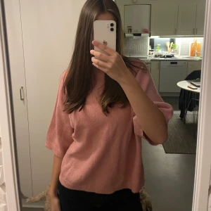 Stickad t-shirt - Rosa stickad t-shirt i storlek s, använd fåtal gånger så  bra skick, däremot är lappen i nacken lös