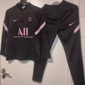 Psg dress st 16 år xsmall - Psg dress st 16 år xsmall lite av texten är borta inget som direkt syns el stör funktionen Bilder finns verkligen en supersnygg o skön dress Hund finns I hemmet 