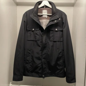 J. Lindeberg Bailey jacka  -  Säljer denna sjukt trendiga bailey jacka från J. Lindeberg! | Skick 9/10 - Nypris: +3,000kr - Vårat pris: 1,299kr - Hör av dig vid frågor eller funderingar!