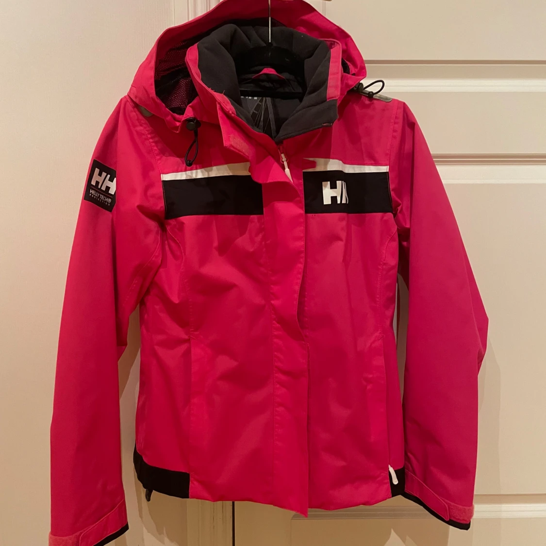 Rosa vindjacka från Helly Hansen