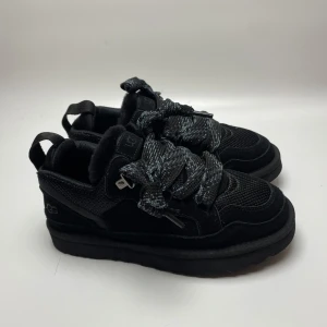 Uggs(nya) - Hej! Säljer nu dessa helt nya uggs. Skorna är sjukt eftertraktade! Super varma och dem perfekta och snygga vinter skon. Hör av dig vid frågor 