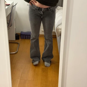 Grå bootcut jeans - Säljer ett par snygga grå låg midjade bootcut jeans, helt nya och oanvända dock så föll prislappen av i min garderob nånstans men lappen på kanten finns kvar. Helt slutsålt, priset kan diskuteras 