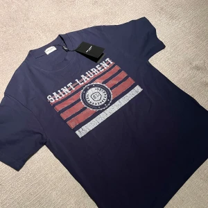 Saint Laurent t shirt - Säljer denna feta saint Laurent t shirt i storlek M, den är helt ny med tags och kvitto, hittar ej prislappen så bara tröjan följer med, frågor eller funderingar är det bara att höra av sig🙌