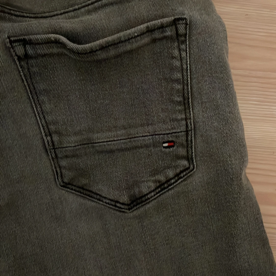 Grå jeans från Tommy Hilfiger - 91