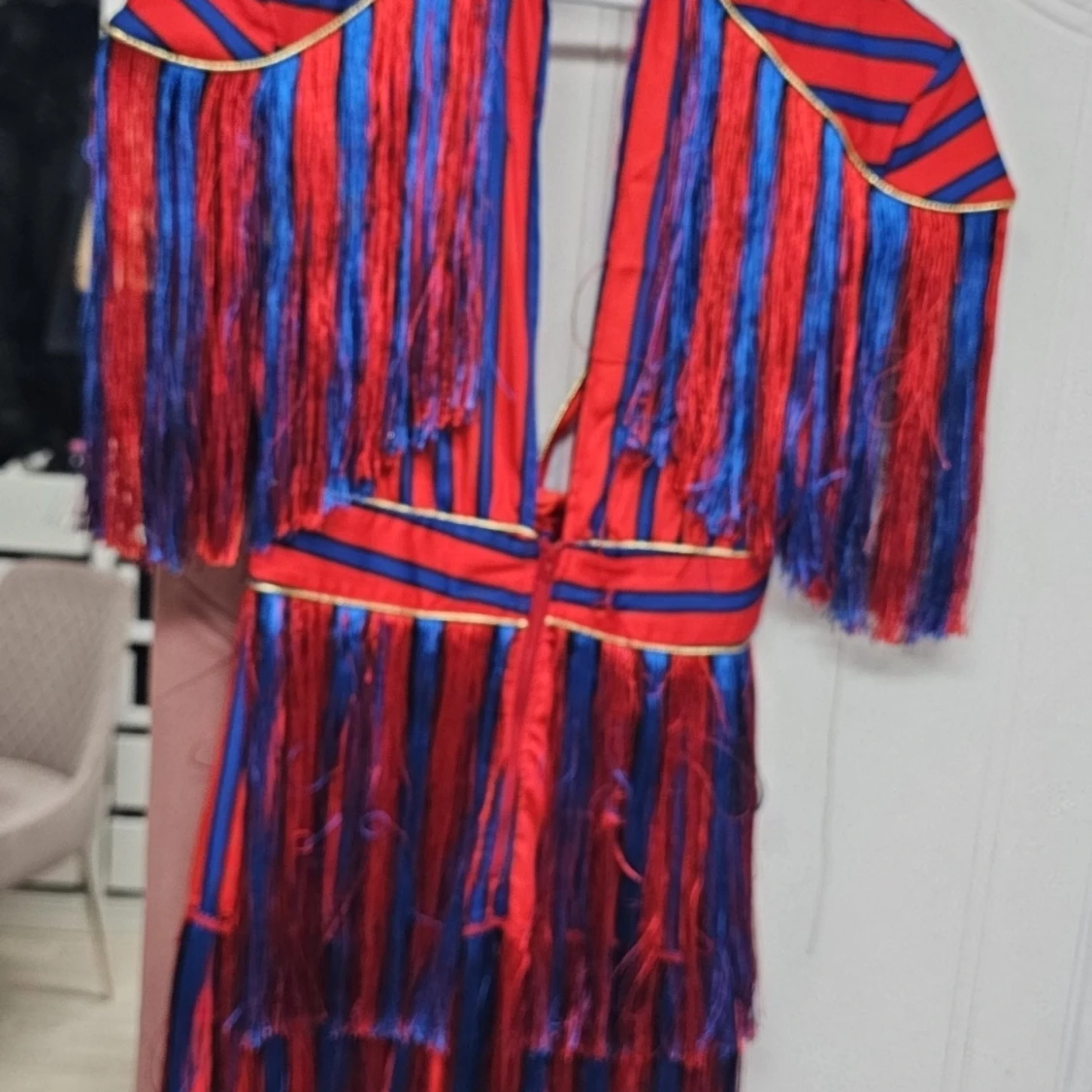 Röd och blå randig klänning med fransar