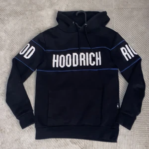 Hoodrich hoodie - Hoodrich: svart blå vit, bra skick, för mer information eller frågor dm 🤝🙌