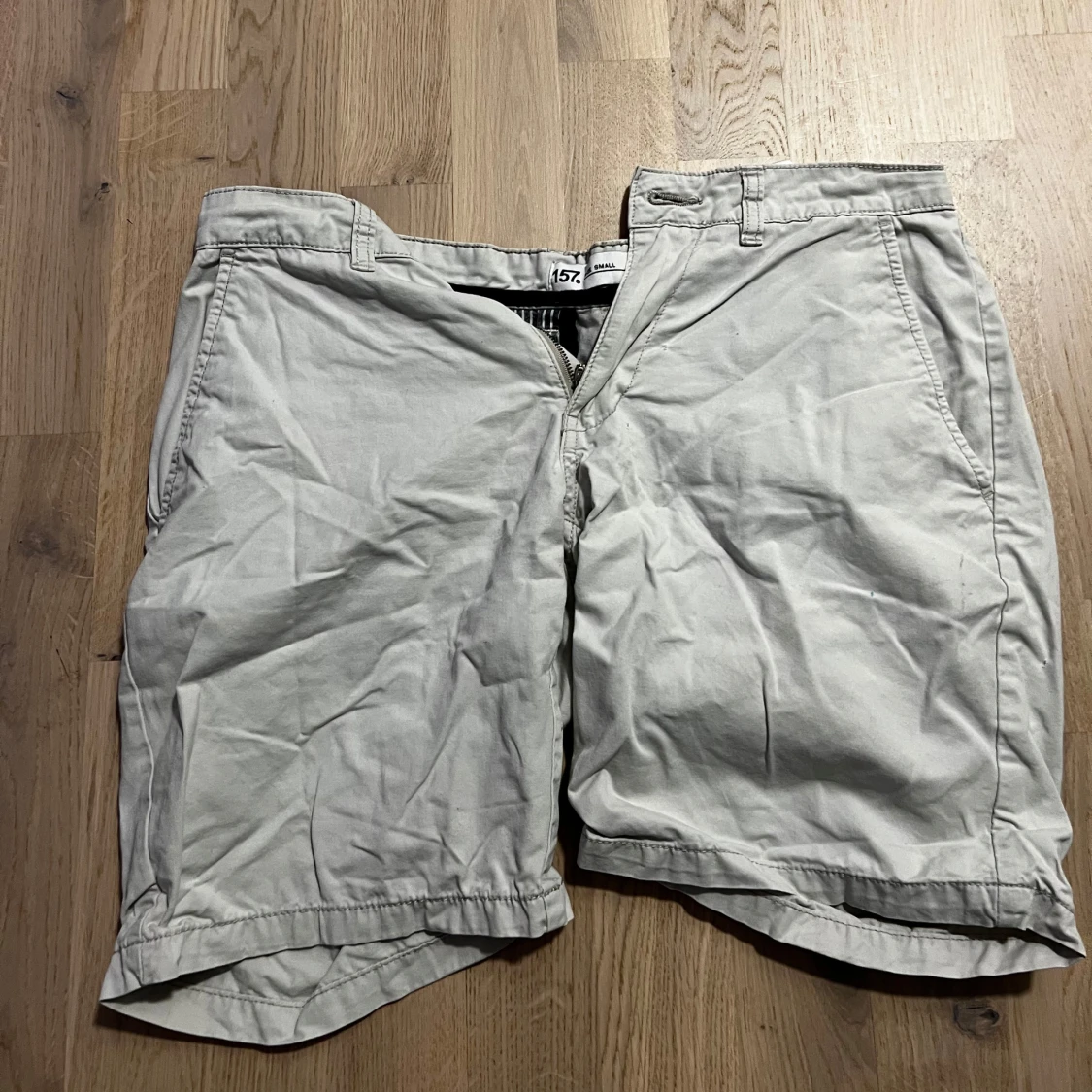 Beige shorts från 157