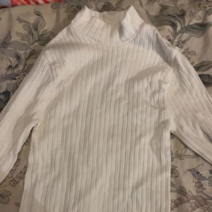 Vit ribbad polotröja - Säljer en vit ribbad polotröja med långa ärmar. Har en likadan i svart ifall nån är intresserad, hör av dig isåfall 🥰