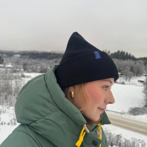 Svart mössa  - Stilren och varm vintermössa från Elma UF. Tryck inte på köp nu, kontakta oss innan vi köper💕För fler frågor skriv till oss privat 😊💕💕