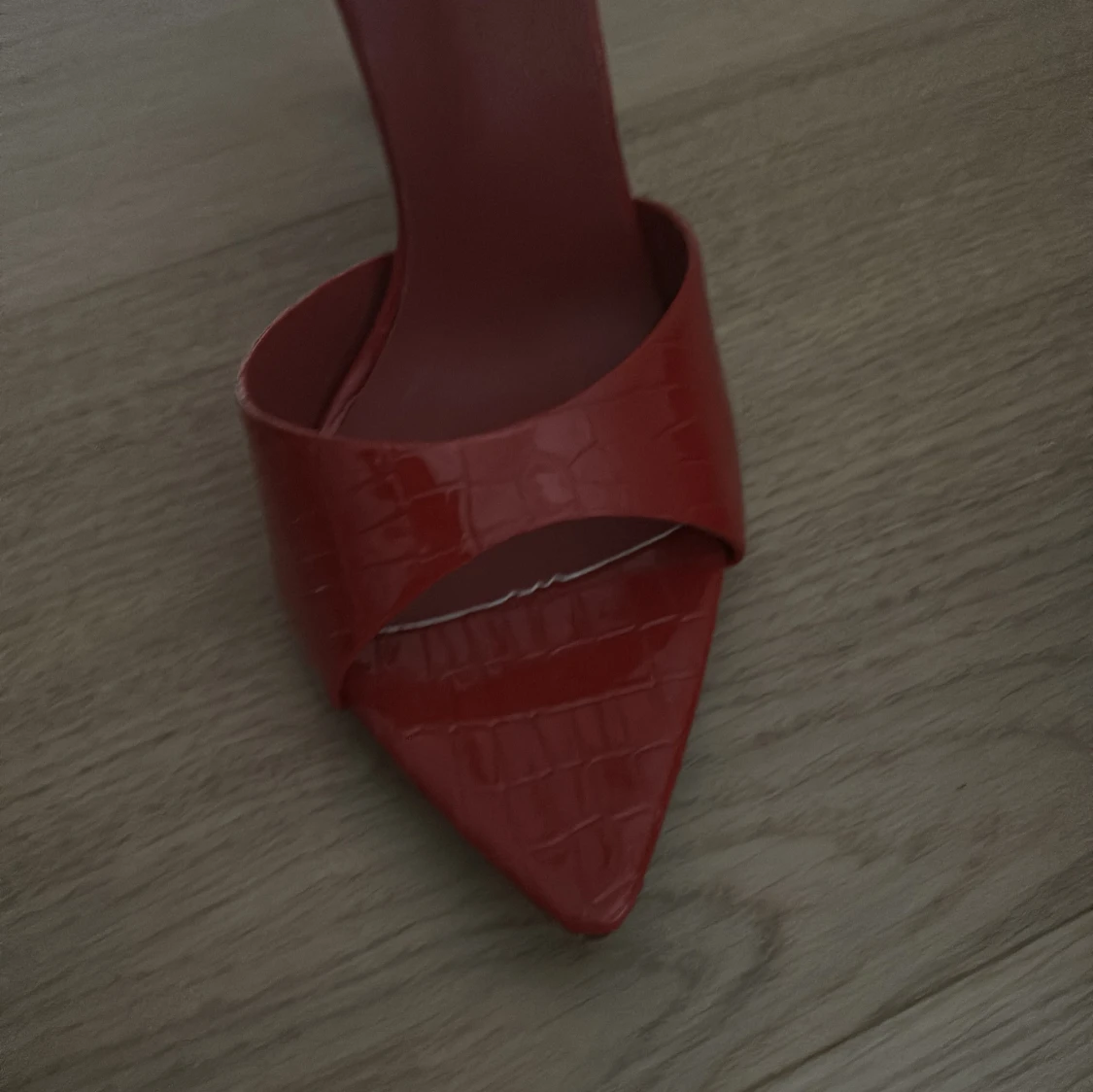 Röda klackskor med spetsig tå - 92