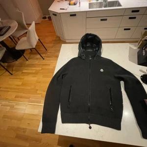 Moncler cardigan tricot - Snygg moncler jacka väldigt svår att få tag i storlek M den är grå men grön på baksidan skick 10/10 inga skador. Hör av er vid intressen 