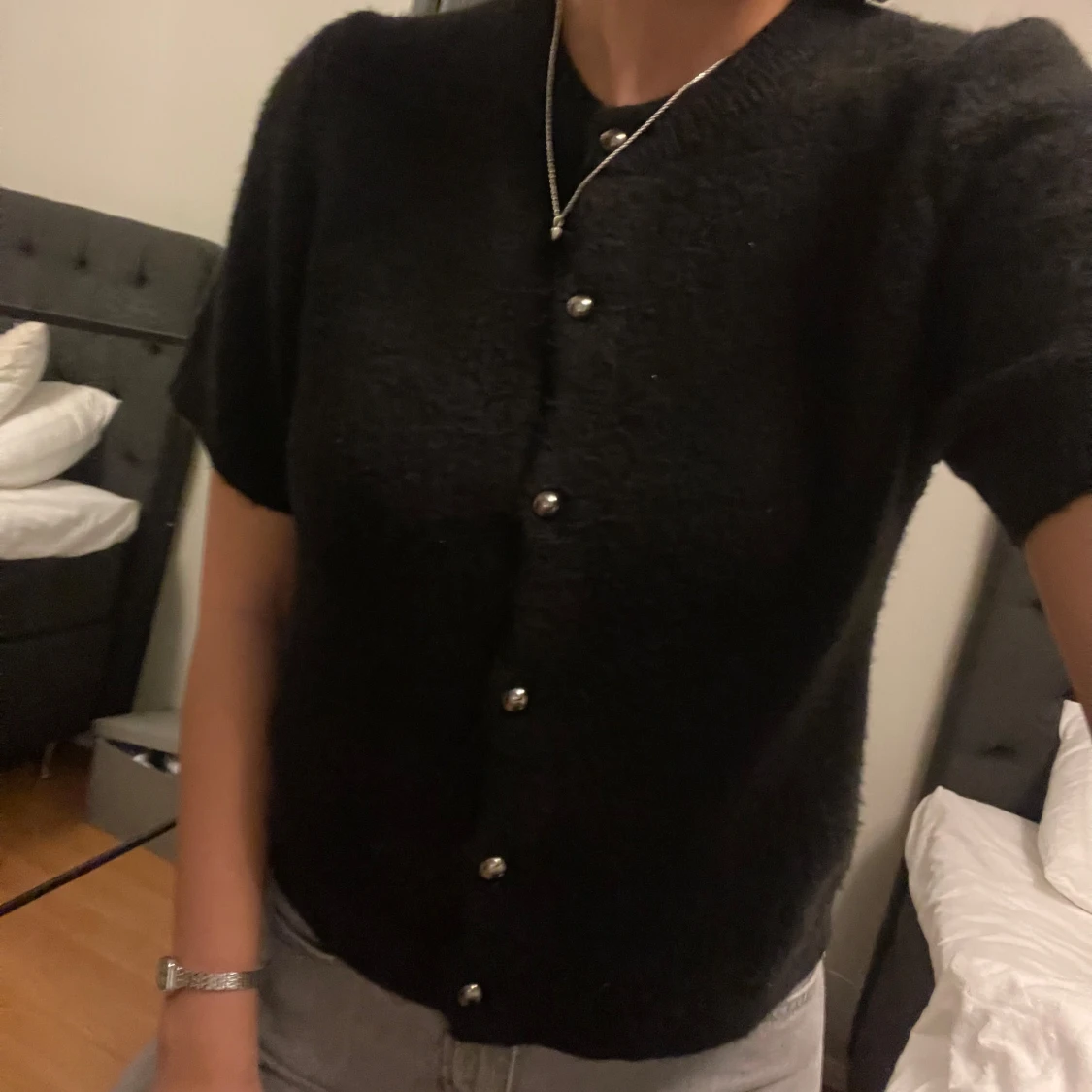 Svart kofta med knappar