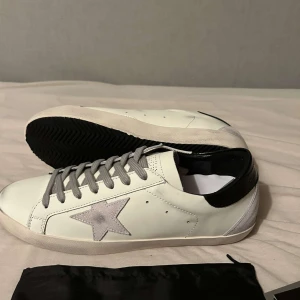 Golden Goose skor - Säljer ett par snygga vita sneakers från Golden Goose i helt nytt skick. 