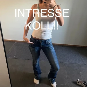 Blå jeans i bootcut-stil - Säljer ett par snygga blå jeans i bootcut-stil. De har en cool slitning och är perfekta för en avslappnad look. Passar bra till både vardag och fest. Hör av dig om du är intresserad!