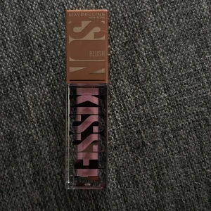 Maybelline läppglans i nyansen 05 Blush - Säljer ett snyggt läppglans från Maybelline i nyansen 05 Blush. 