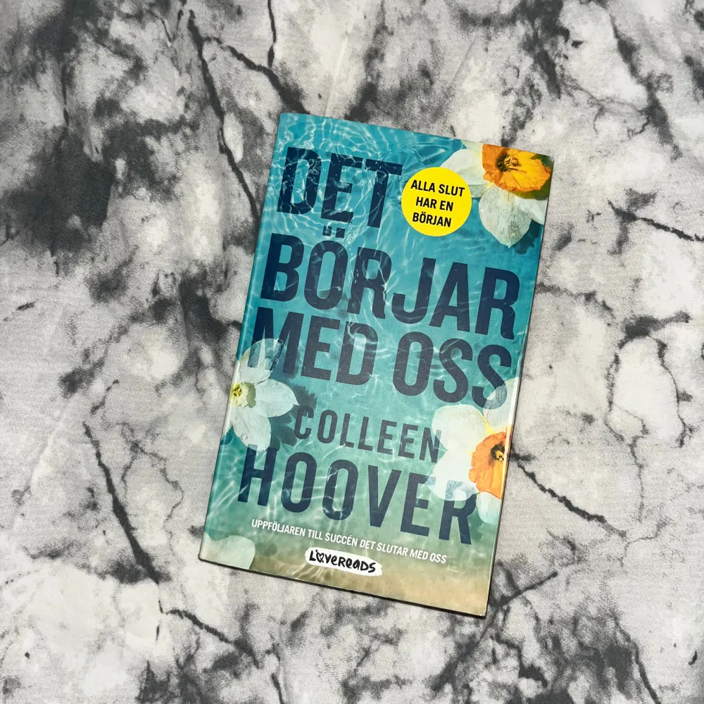 Boken 'Det börjar med oss' av Colleen Hoover är en uppföljare till succén 'Det slutar med oss'. Den handlar om Lily och hennes exman Ryle som försöker samarbeta kring deras dotter. Känslor och gamla relationer kommer tillbaka när Atlas, Lilys första kärlek, dyker upp igen. En gripande berättelse om kärlek och familj. Säljer även ettan (det slutar med oss). Pocketformat. ☺️. Böcker.