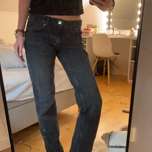 Svarta jeansbyxor - Snygga svarta jeansbyxor med en klassisk straight passform. Lågmidjade från zara släppar i marken för mig som är 178. Storlek 34 men passar 36