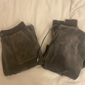 Grå mjukisbyxor från Juicy Couture - Juicy sett i mörk grå