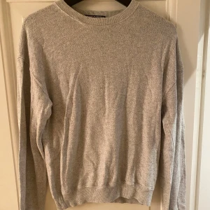 Grå tröja från Brandy Melville - Säljer en grå tröja från Brandy Melville.