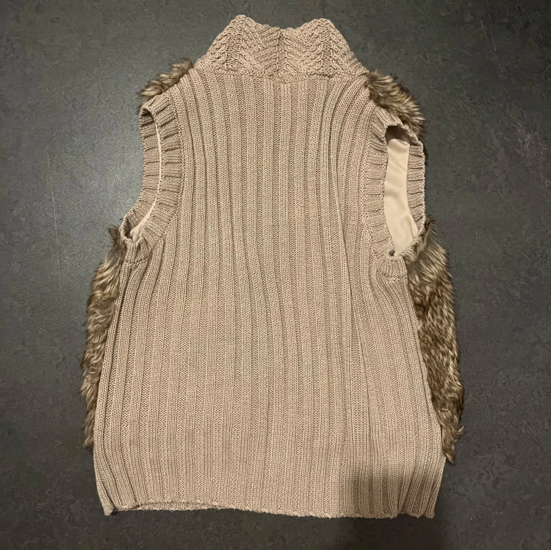 Beige stickad väst med pälsdetaljer - 90