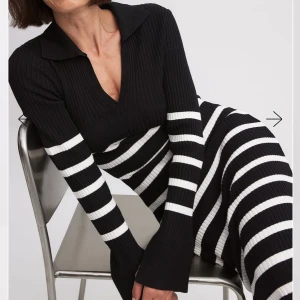 Svart och vit randig klänning - Snygg svart och vit randig klänning med ribbad struktur och v-ringning. Klänningen har långa ärmar . Köpt för 799 från na-kd