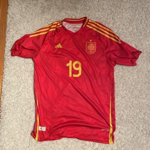 Lamine yamal tröja - Säljer min Spanien tröja med trycket Lamine Yamal på ryggen och numret 19. Tröjan är ass snygg och bra på att ha hemma eller på fotbollsträningarna. Pris kan diskuteras. Skriv bara👍