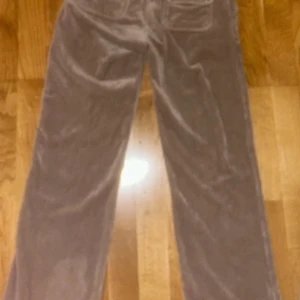 Beiga juciy byxor  - Säljer ett par bruna/beiga juciy byxor med breda ben och hög midja. Perfekta för en avslappnad och stilren look! Skriv gärna för fler bilder 