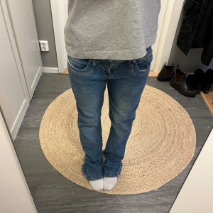 Ltb valerie jeans’ - Säljer ett par jättefina blåa jeans från Ltb! De är i storlek 28:32 och är i bra skick. Säljer för att de tyvärr var lite förstora för mig💕 Lågmidjade och bootcut’