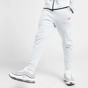 Nike tech byxor  - Säljer vita nike tech byxor i mycket bra skick. Använda typ 1 gång. De har en rosa Nike-logga på sidan och dragkedja på fickan. Fleecen ligger också ute till försäljning.