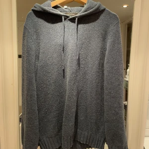 Ljus blå hoodie från Dressmann - Säljer en mysig grå hoodie från Dressmann i storlek M. Den finns ej kvar i Dressmanns sortiment.