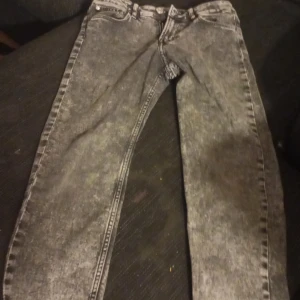 Grå jeans i bra skick - Säljer ett par grå jeans i bra skick. De har en klassisk femficksdesign och en snygg tvättad look. Perfekta för vardagsbruk och kan matchas med det mesta i garderoben. Passar både till sneakers och kängor.
