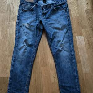 Tja! Jag säljer just nu ett par sjukt feta dondup jeans som är slitna men fortfarande användbar. Säljer dom för ett schysst pris då ja har tröttnat på dom! Skriv om du genuint har frågor eller liknande🖤