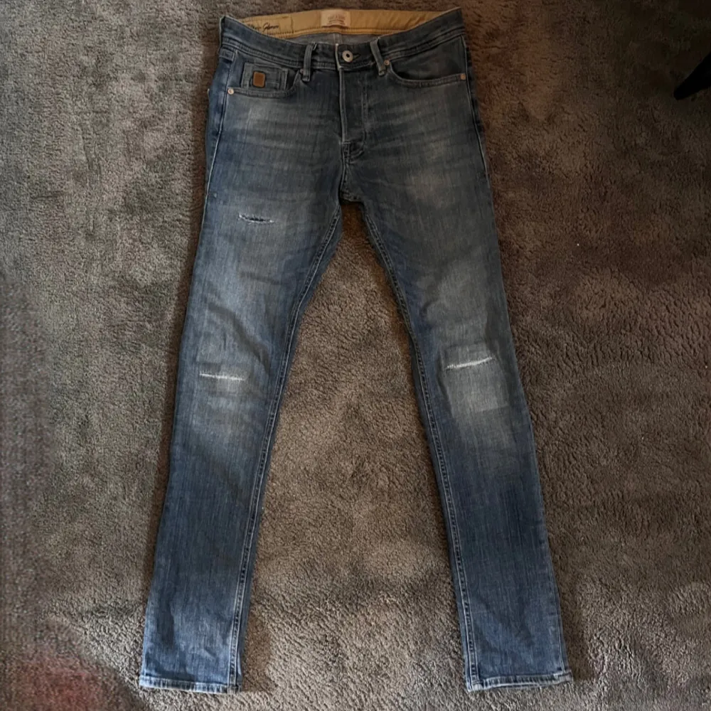 Tja säljer nu dessa as najs Jack and Jones slim fit jeans m slitningar. Jeansen är i nyskick då jeansen endast använda ett få talgånger. Köpta för 1095 säljas nu för endast 600. Storlek W28 L32. Vid frågor eller funderingar så är de bara att fråga!🫡. Jeans & Byxor.