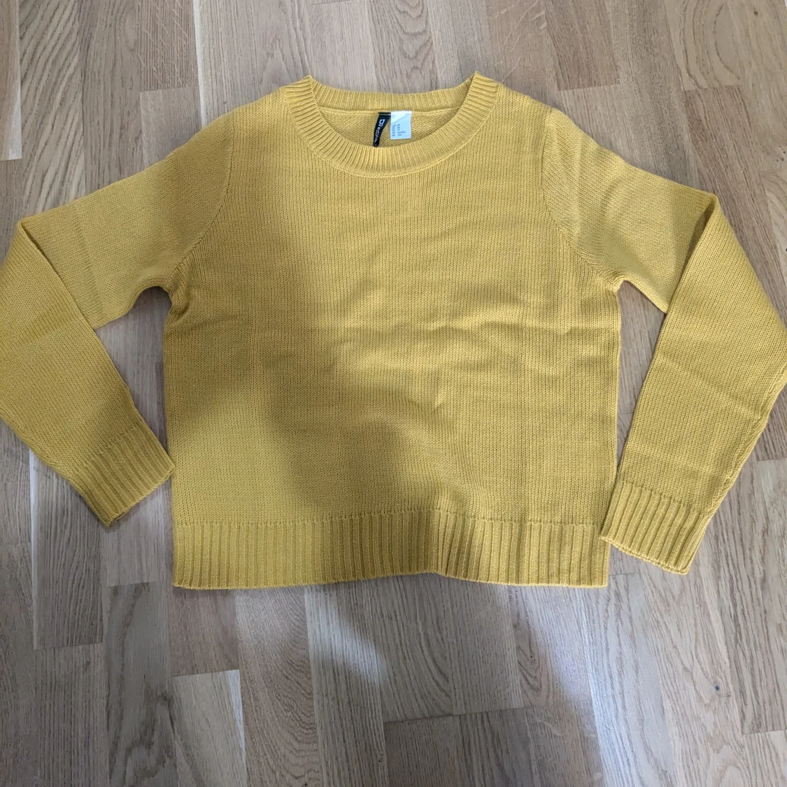 Oanvänd stickad tröja