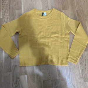 Oanvänd stickad tröja  - Priset kan diskuteras 