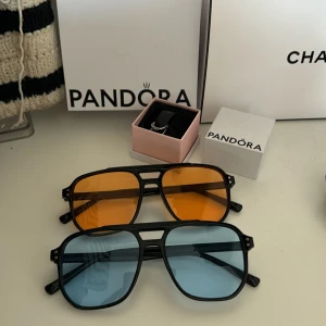 Snygga solglasögon - Rikigt snygga solglasögon som liknar Corlin eyewear. Snygga att ha året om, både i sol, utomlands och på Afterski🥂👌 Köp tillsammans eller enskilt. 1= 70 kr 2= 110 kr