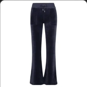 Mörkblå juicy byxor  - Skit snygga, super sköna, bra skick utom en defekt på ena vänstra backfickan då en av knapen på fickan har lossnat(se sista bild). Använd fåtalånger och kommer inte till användning. Köpt online på Juicys hemsida.  Skriv för flera frågor💓