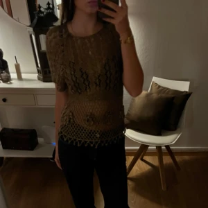 Zara topp - Säljer denna jättefin oanvända slutsålda zara topp. Den är i storlek M men passar mig som är en xs/s i vanliga fall