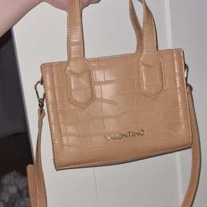 Valentino väska - Jättefin väska i nyskick.
