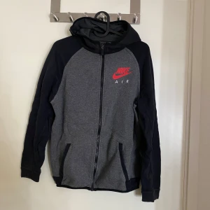 Grå och svart hoodie från Nike Air xs-s - Säljer en snygg och bekväm grå och svart hoodie från Nike Air. Den har en dragkedja framtill och en huva för extra mysfaktor. Perfekt för i alla väder! Den är i mycket bra skick och redo för nya äventyr. 🖤St 158-170 ca xs -s 