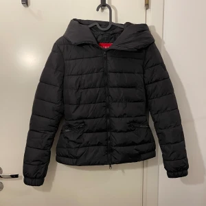 Jacka  - Lagom tjock/tunn figursydd jacka med luva och fickor 