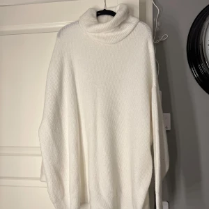 Stickad polo klänning  - Bra skick, aldrig använd.