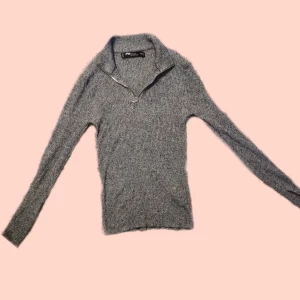 Grå långärmad tröja - Säljer då den inte är min stil mera. 